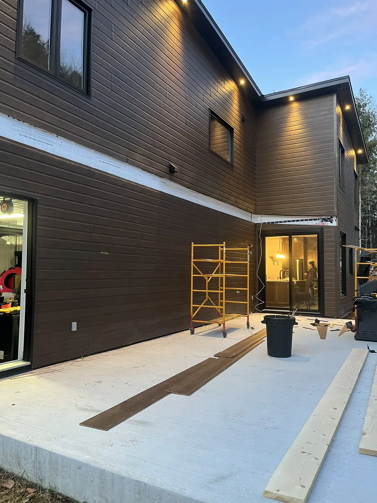 Terrasse en bois avec écran d'intimité et escalier