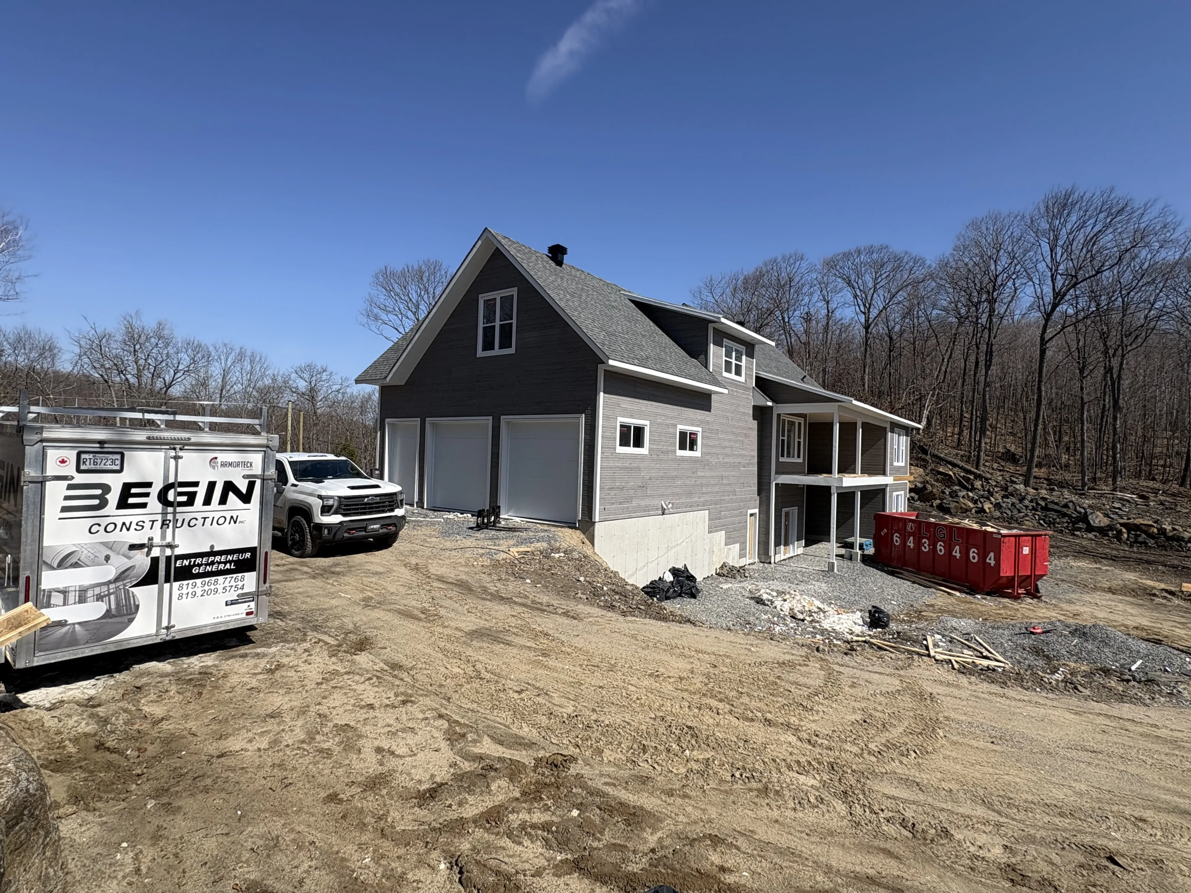Garage double neuf avec camion BEGIN Construction sur le chantier