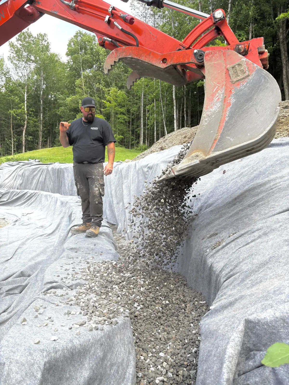Construction d'un mur de soutènement — drainage et remblai en pierre concassée