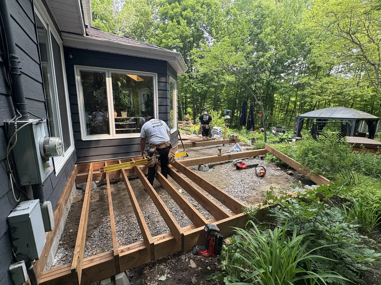 Construction d'une terrasse en bois — solives et structure par BEGIN Construction