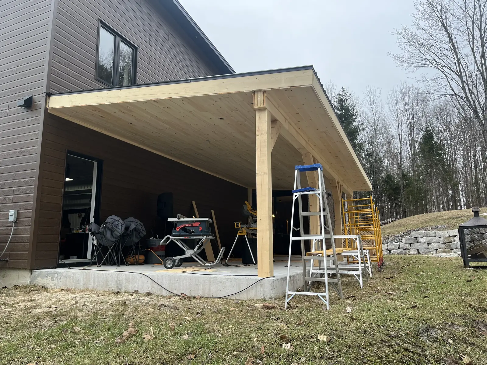 Appentis en bois adossé à la maison — structure construite par BEGIN Construction