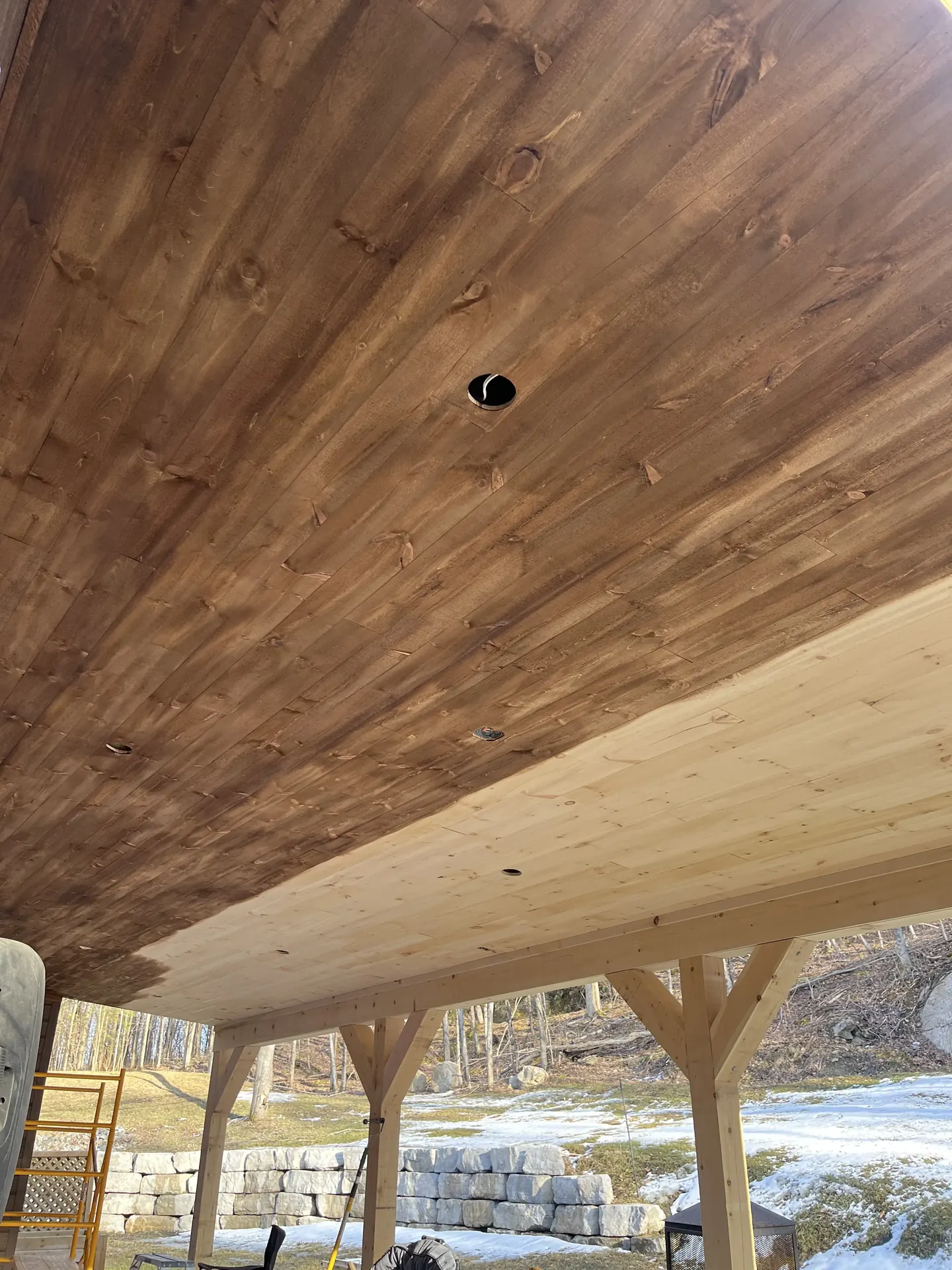 Pergola en bois au-dessus d'un patio en pierre