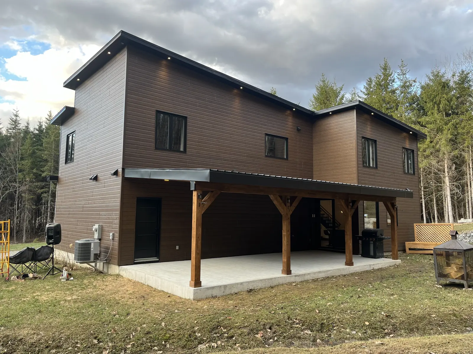 Revêtement extérieur en bois foncé fini avec appentis intégré