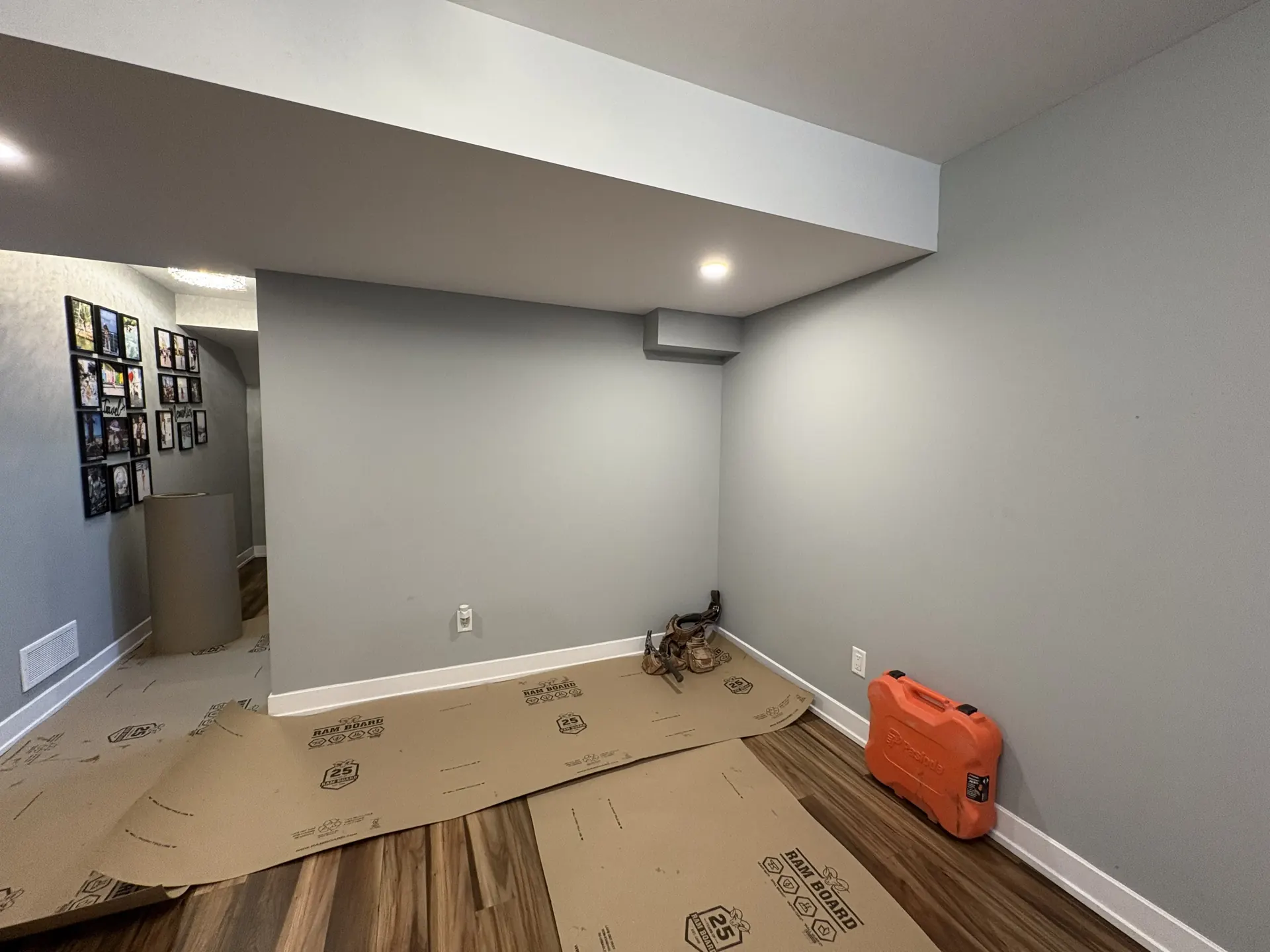 Sous-sol résidentiel aménagé — salle familiale finie