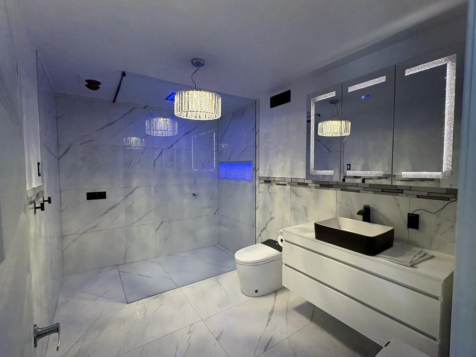 Salle de bain haut de gamme en marbre rénovée par BEGIN Construction