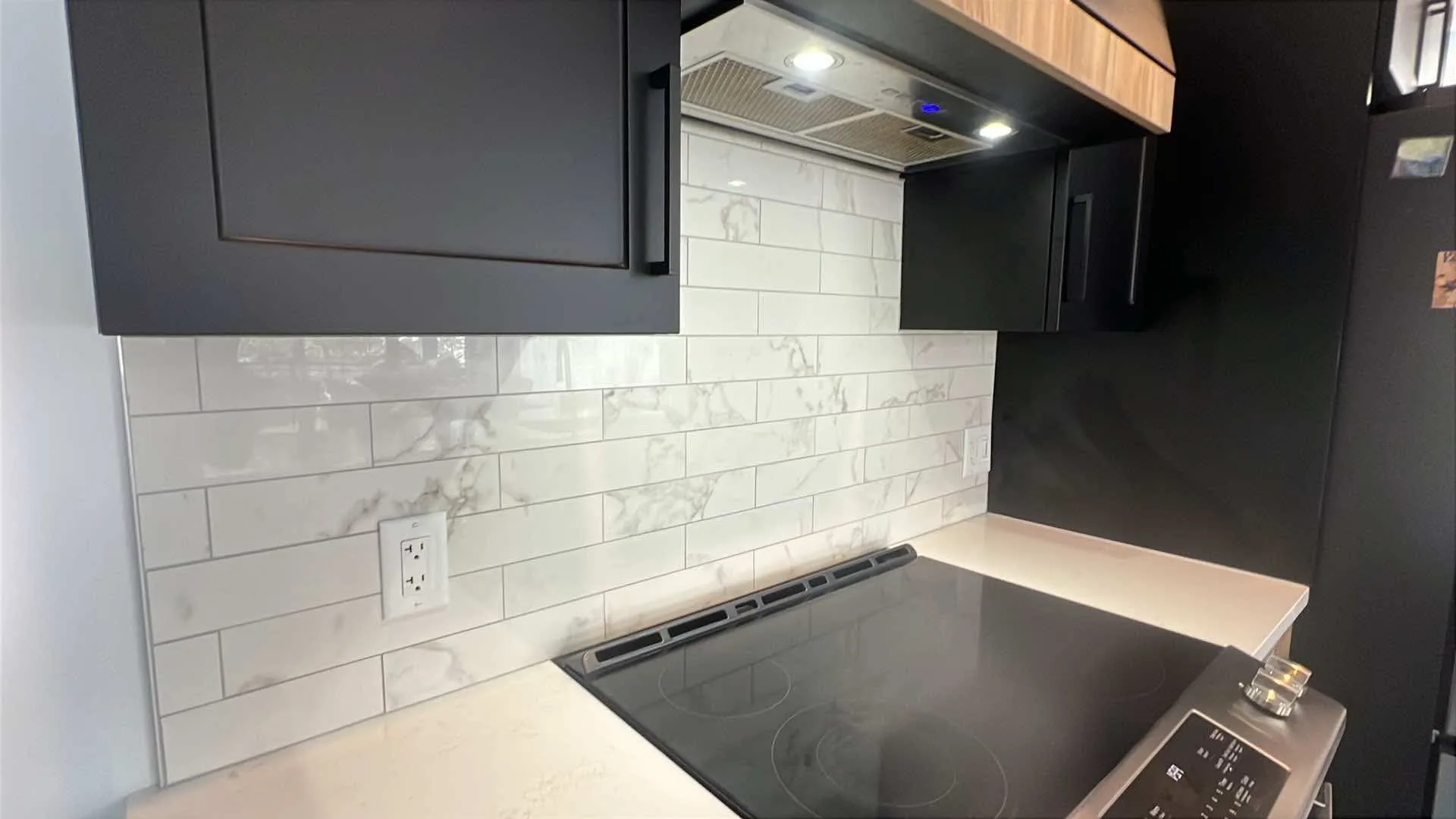 Cuisine avec dosseret de céramique et hotte en acier inoxydable — Rénovation clé en main en Outaouais par BEGIN Construction