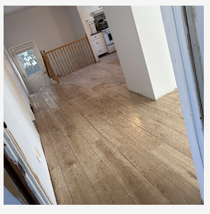 Plancher de bois franc fini dans une pièce résidentielle