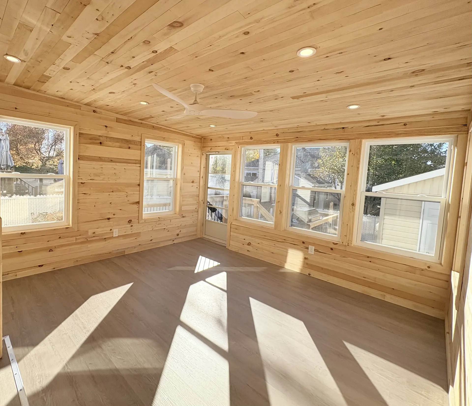 Solarium fini avec plafond cathédrale en bois