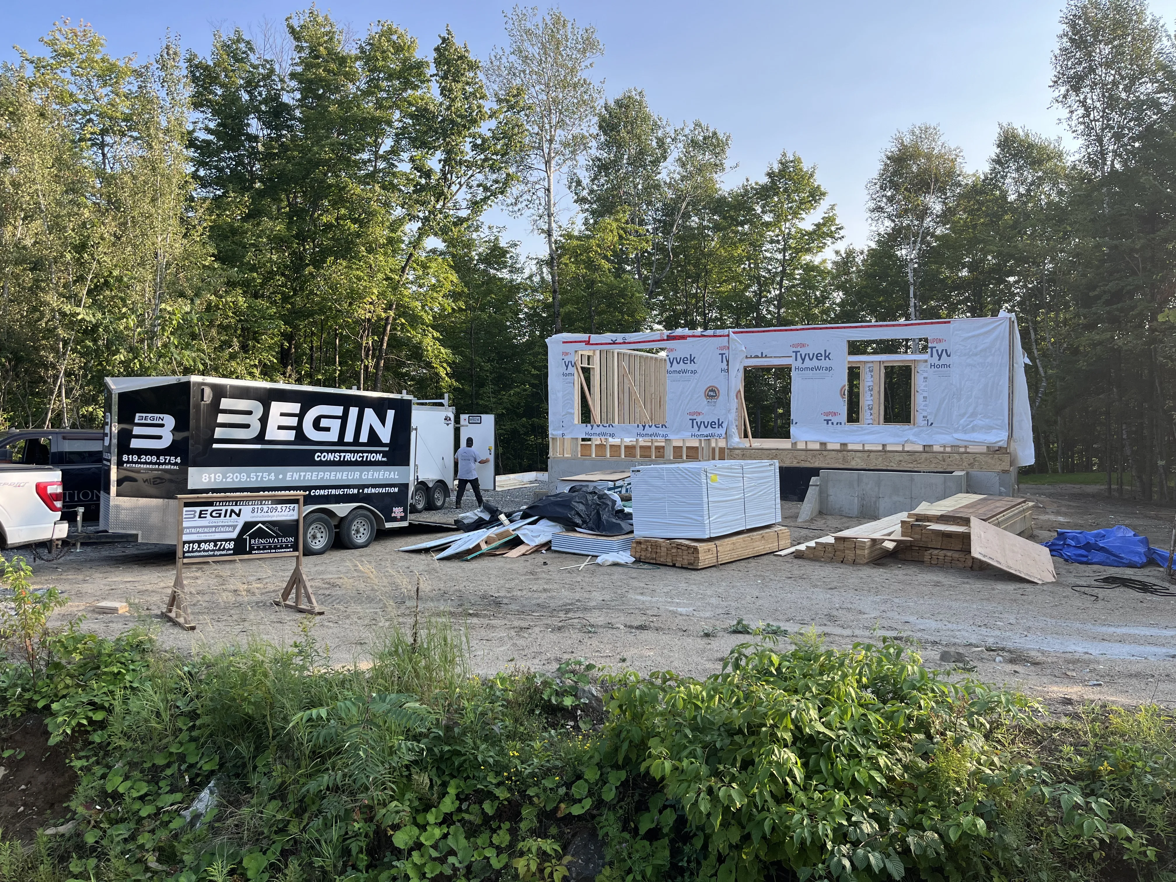 Chantier de construction résidentielle avec remorque sur place — Entrepreneur général à Hull par BEGIN Construction