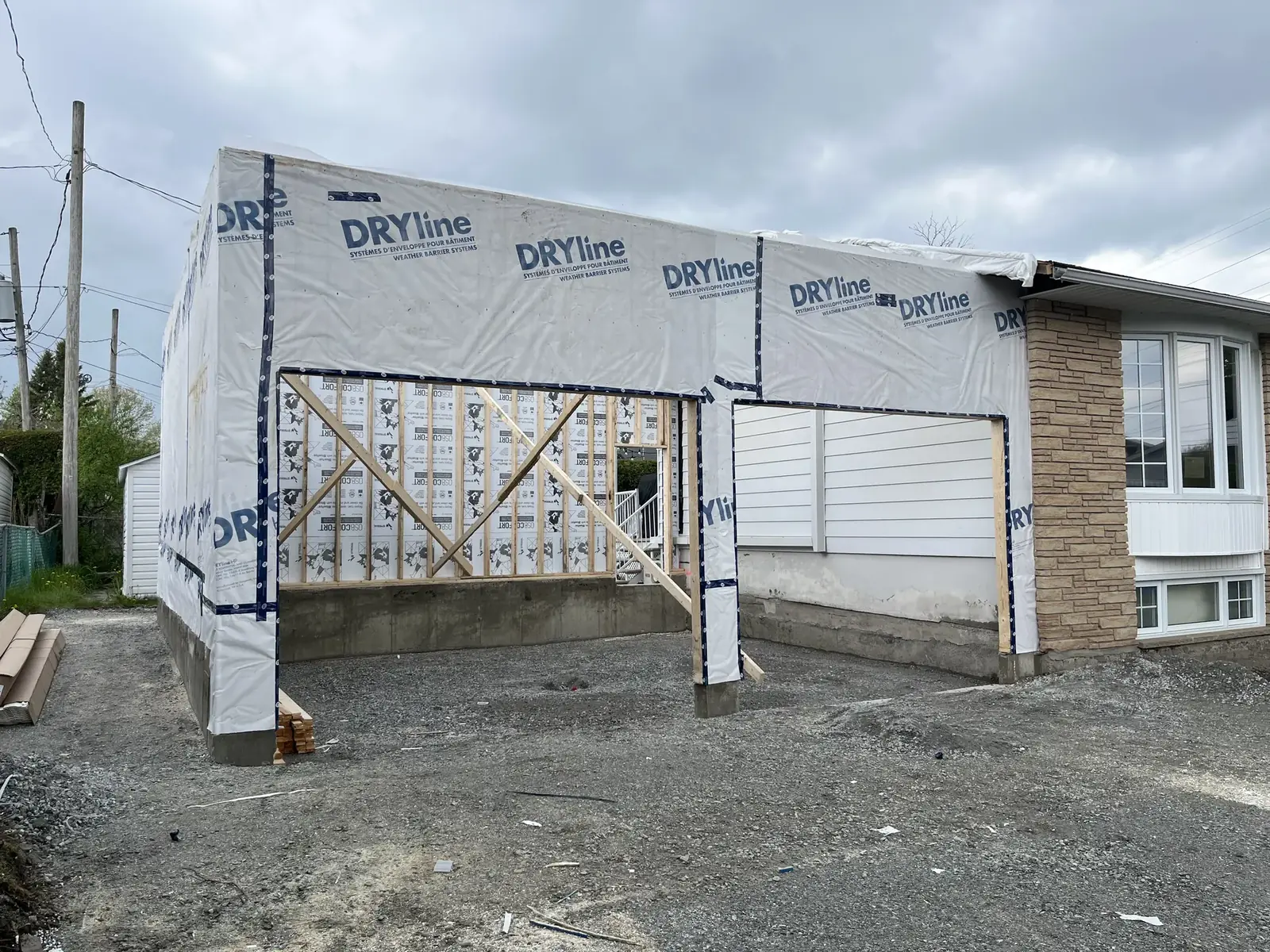 Garage attenant en construction — enveloppe DRYline par BEGIN Construction