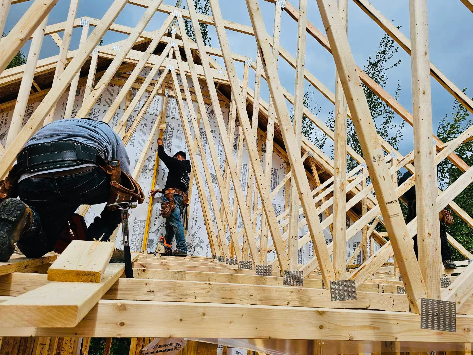 Installation de fermes de toit par les charpentiers — Entrepreneur général à Hull par BEGIN Construction