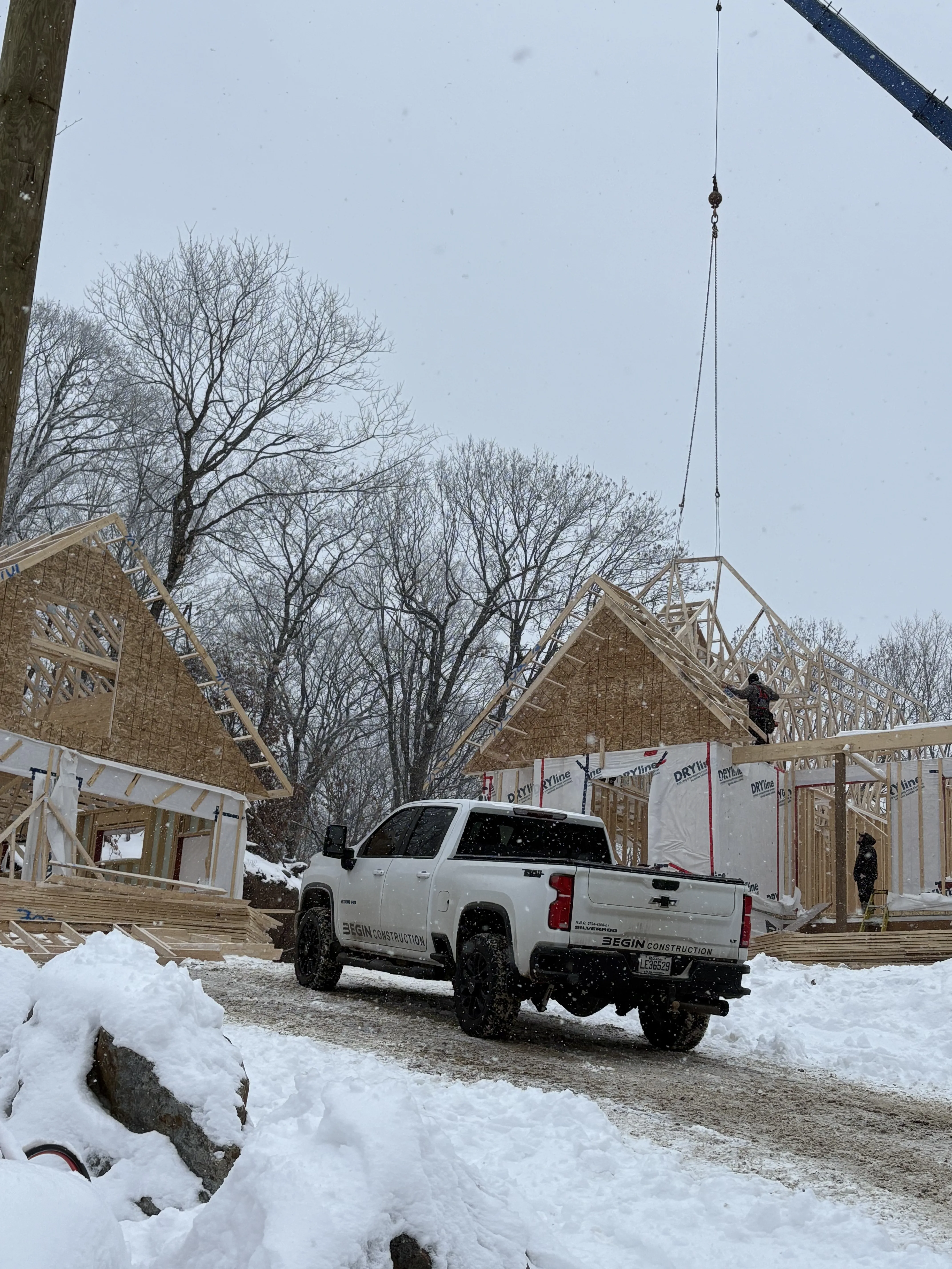 Levage de fermes de toit par grue sur un chantier hivernal — Entrepreneur général à Hull par BEGIN Construction