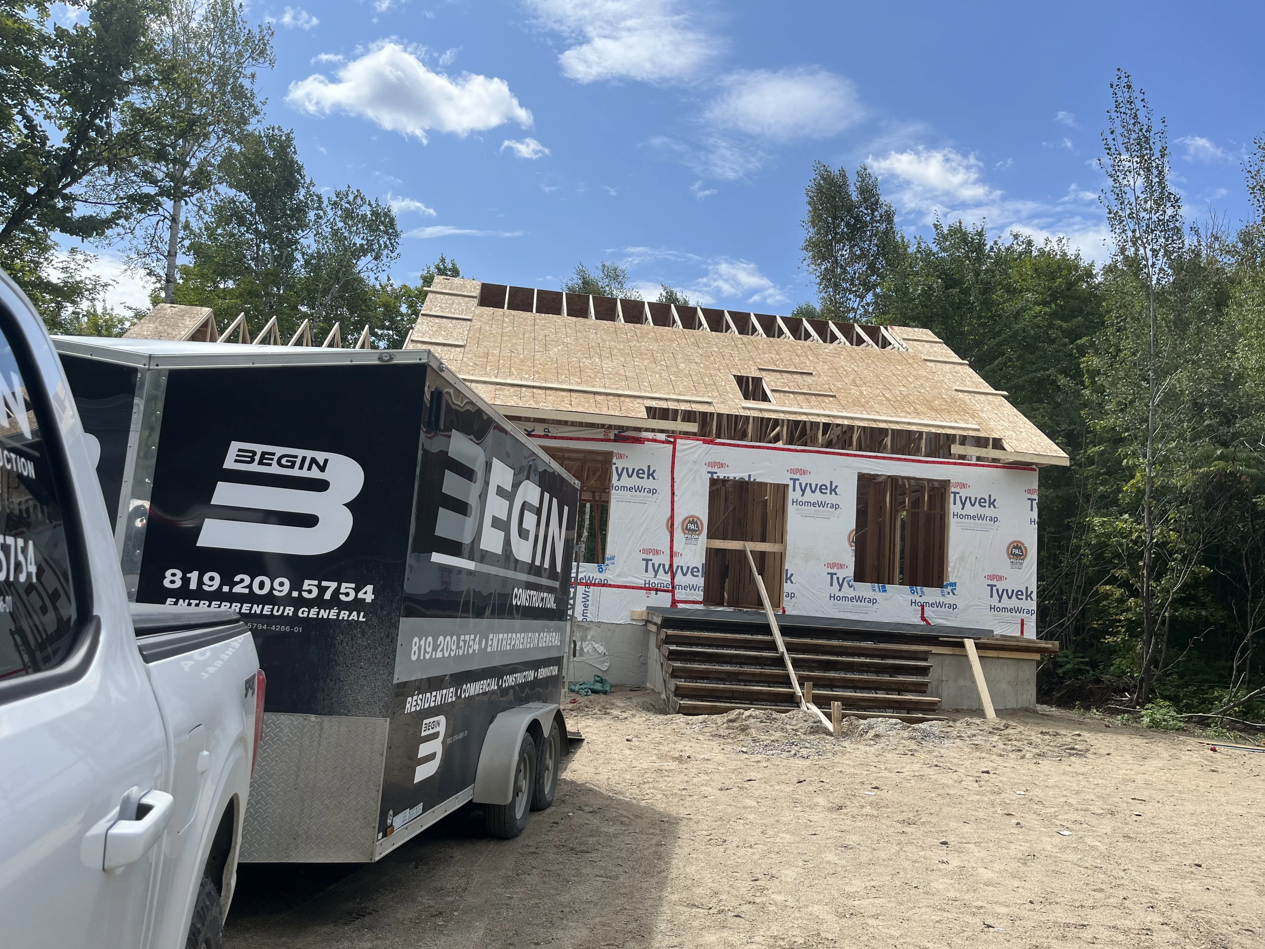 Maison résidentielle en construction avec remorque sur le chantier — Entrepreneur général à Hull par BEGIN Construction
