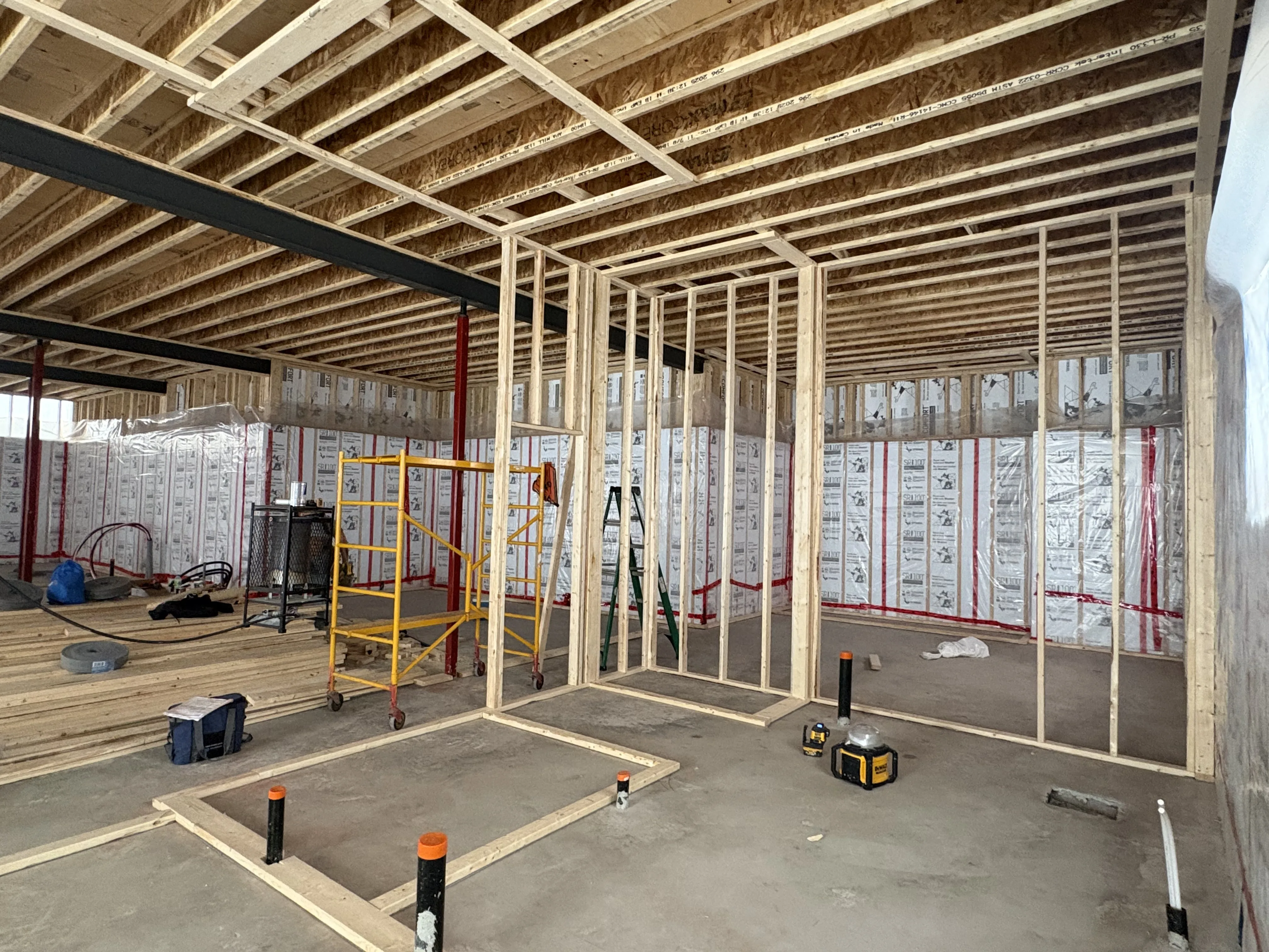 Intérieur en rénovation majeure avec nouvelle charpente et structure